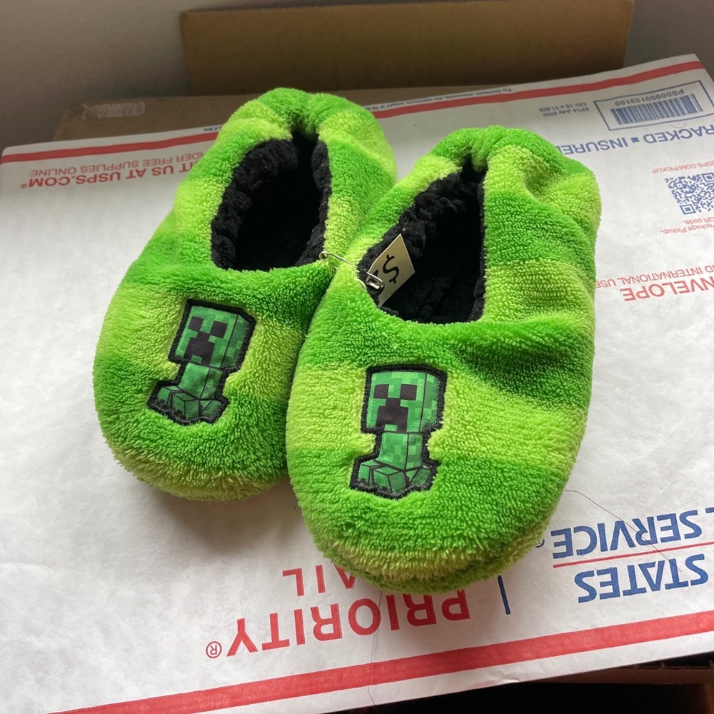 Minecraft 7.5inches In Length  Green Creeper Boy's Slippers Pair Of Shoes Fluffy